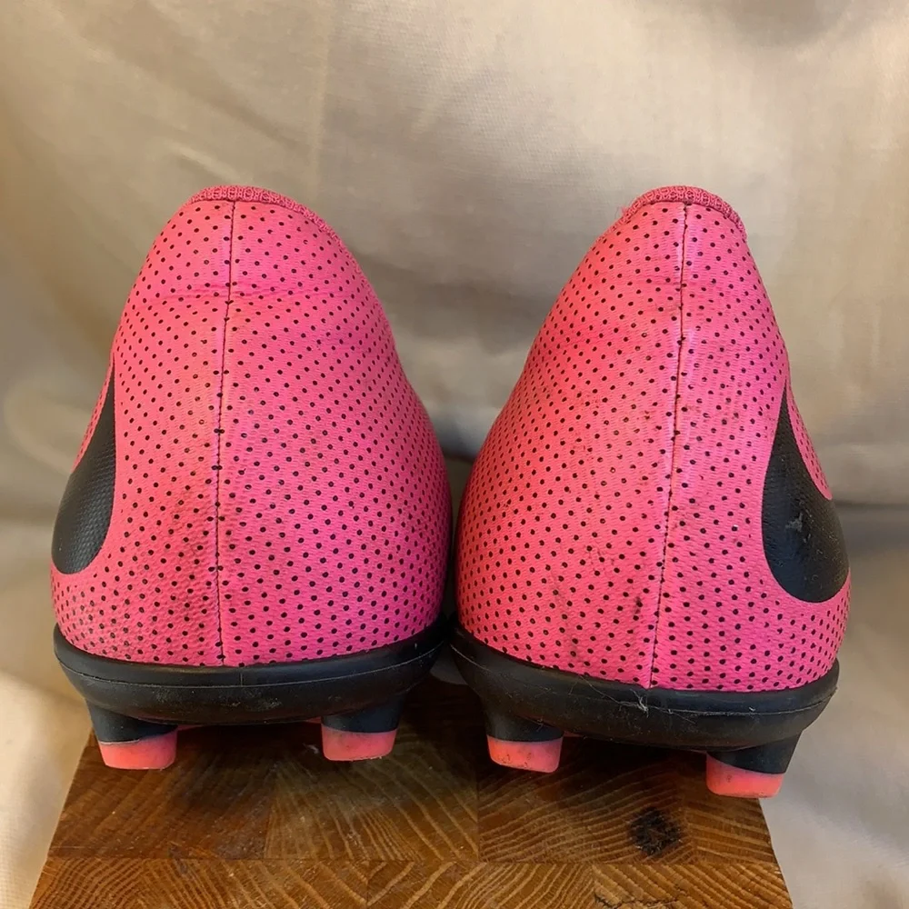 Nike soccer sneakers almost NEW